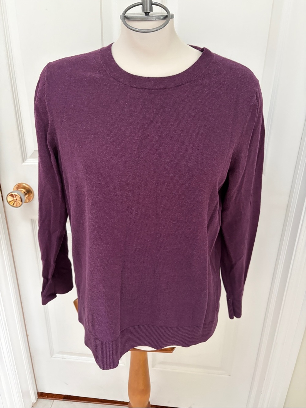 Banana Republic Women's Crew Neck Sweater in Deep Plum ladies XL